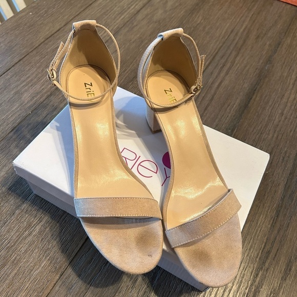 ZriEy Mid-height Chunky Block Heel / Sandal 
 Size 10 Color: Nude - Picture 7 of 7